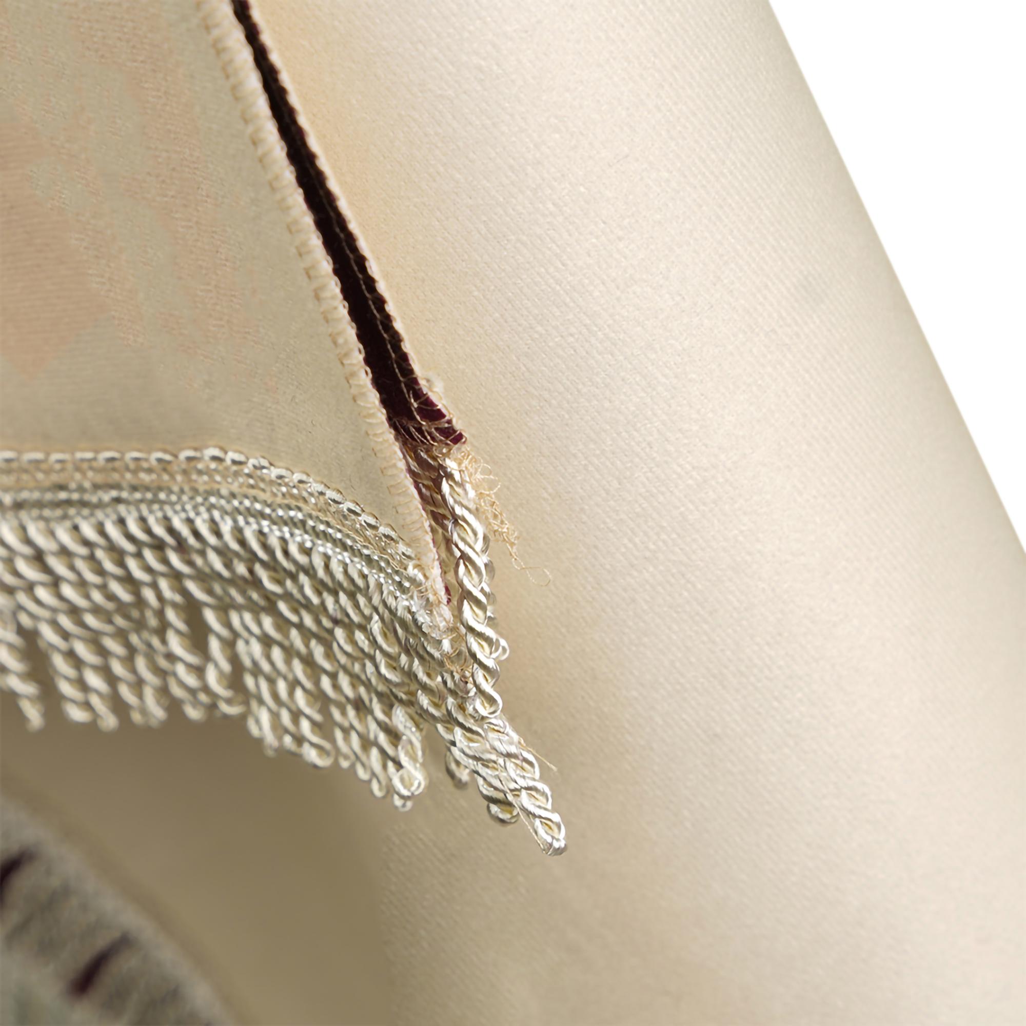 Finished luxury embroidery with balanced stitches